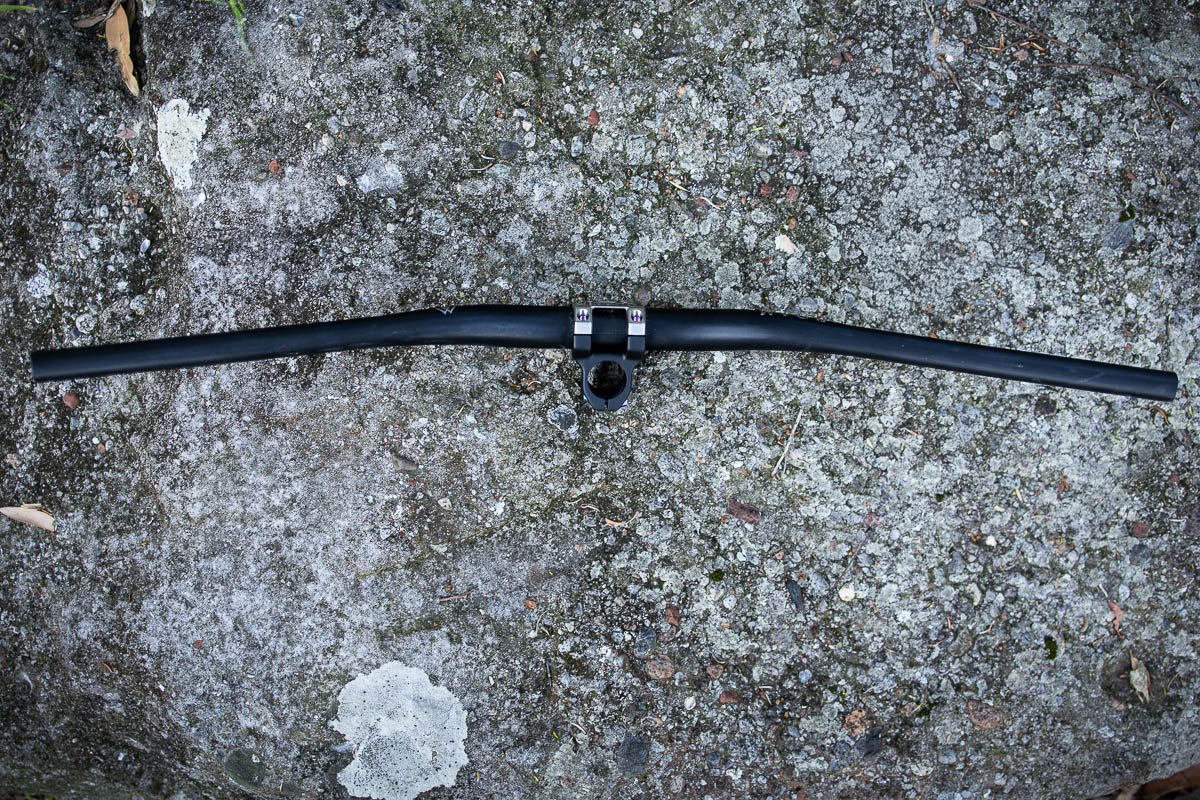 04 TITANIUM - ROAM RISER BAR BLACK EDITION