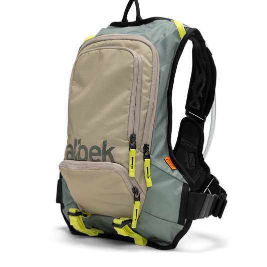01 albek H20 Haul Eight Hydration Pack