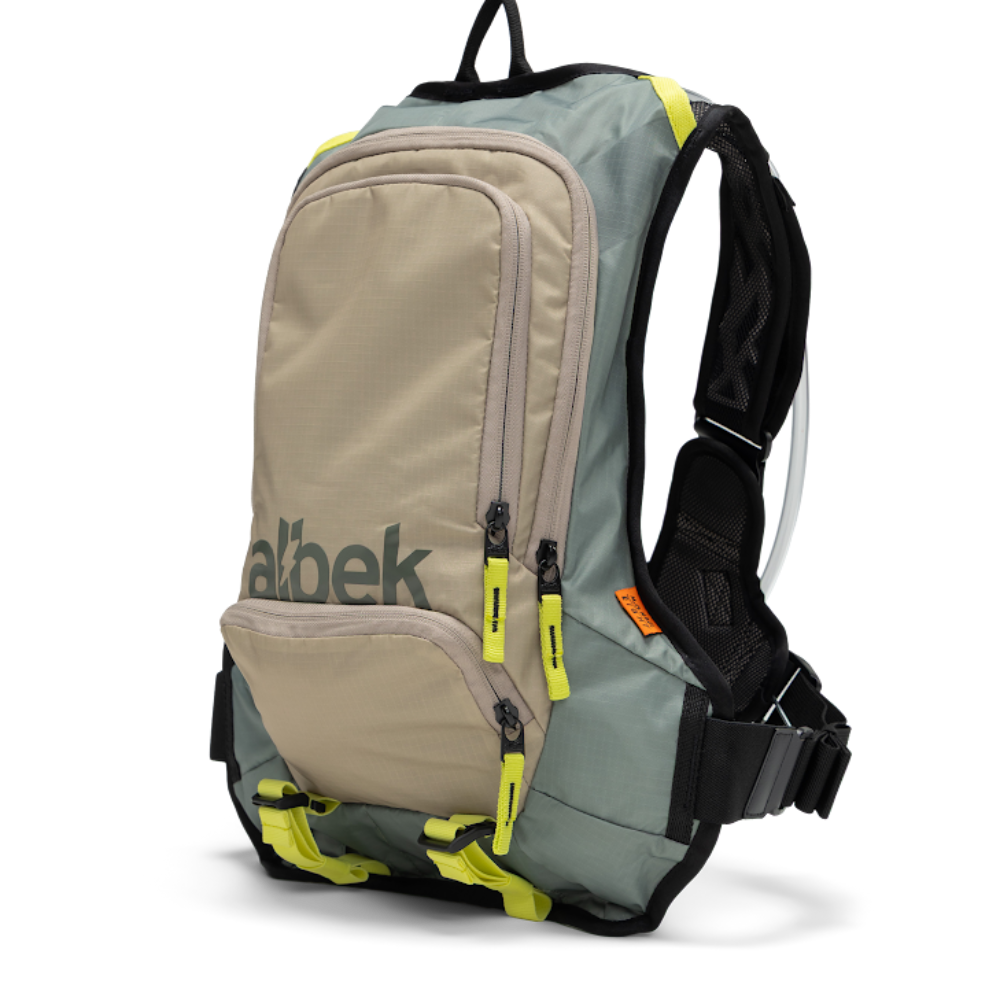 01 albek H20 Haul Eight Hydration Pack